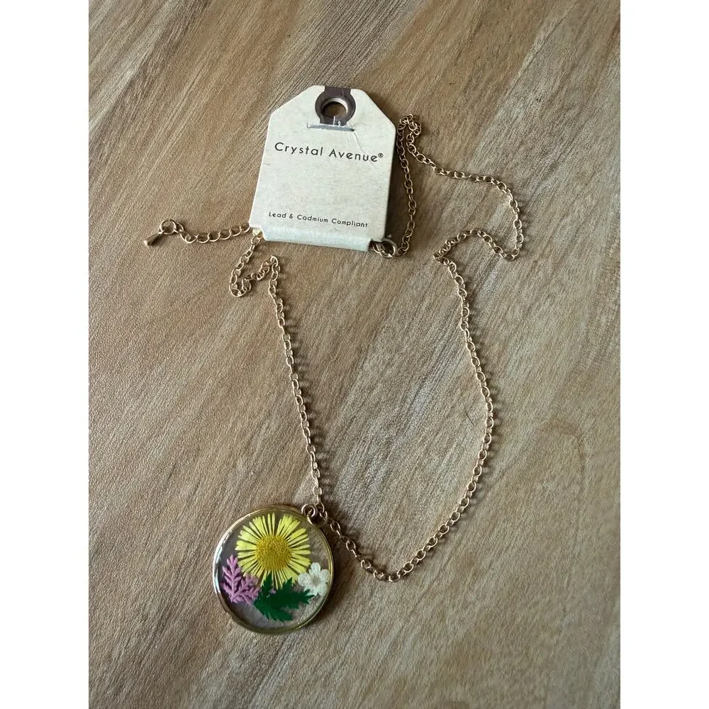6/$25 NWT Crystal Avenue Flower Resin GoldTone Floral Pendant Botanical Necklace
